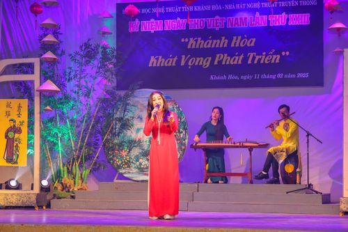 Du xuân qua những vần thơ