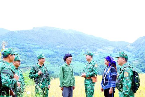 Giữ bình yên 'Nơi con sông Hồng chảy vào đất Việt'