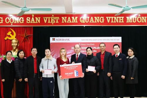 Agribank Chi nhánh Lào Cai II trao thưởng cho 3 khách hàng mở tài khoản Plus trên ứng dụng dịch vụ ngân hàng điện tử Agribank Plus