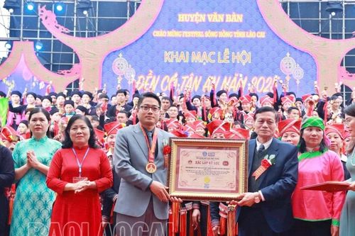 Tưng bừng khai hội đền Cô Tân An