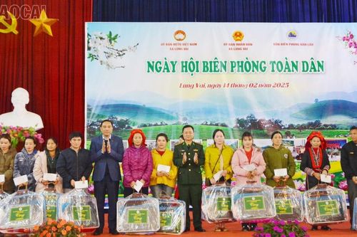Phó Bí thư Tỉnh ủy Hoàng Giang dự Ngày hội Biên phòng toàn dân