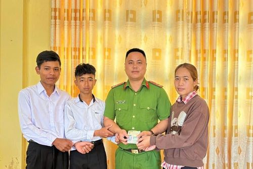 Di Linh: Tuyên dương 2 học sinh lớp 10 nhặt được của rơi, trả lại người đánh mất