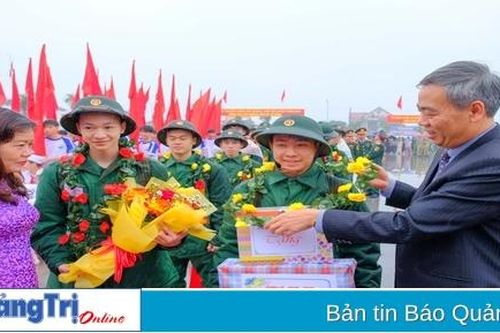 Phó Bí thư Thường trực Tỉnh ủy, Chủ tịch HĐND tỉnh Nguyễn Đăng Quang dự lễ giao nhận quân tại huyện Vĩnh Linh
