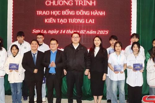 Chương trình trao 'Học bổng đồng hành - Kiến tạo tương lai'