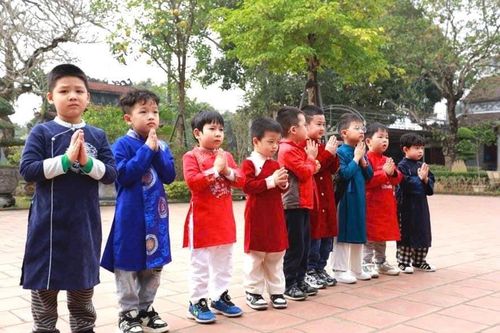 Các em học sinh mầm non về chùa Gác Chuông lễ Phật