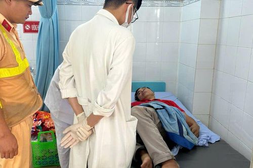 Đồng Nai: Người đàn ông co giật, ngất bên đường được CSGT đưa đi cấp cứu kịp thời