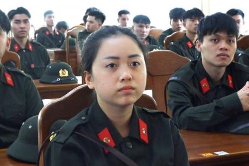 Nữ y tá xung phong tham gia thực hiện nghĩa vụ CAND