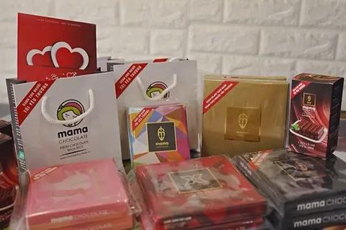 Người trẻ háo hức chọn quà lễ tình nhân