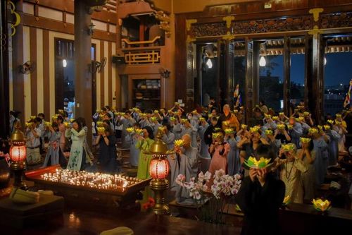 Trang nghiêm, huyền diệu lễ thắp nến cầu an đầu năm Ất Tỵ 2025