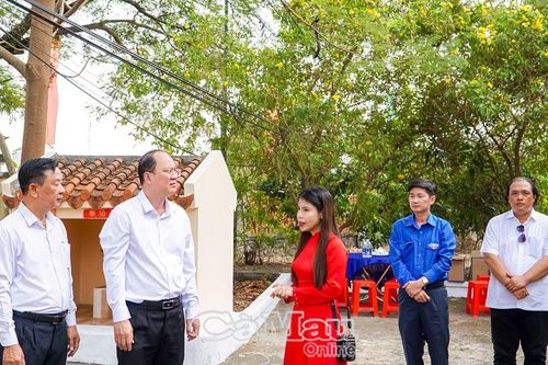 Thiêng liêng lá cờ Ðảng ở Cà Mau