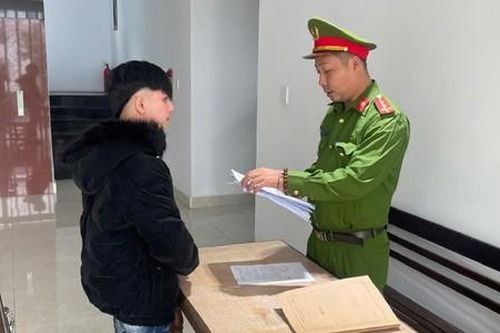Khởi tố nhóm đối tượng trộm hàng chục ống pô xe máy