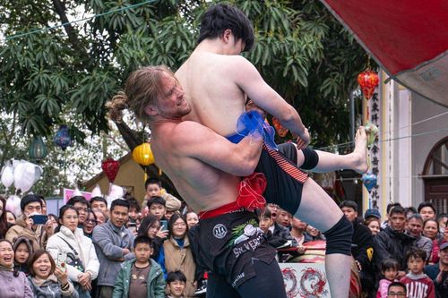 'Thần sấm' Zakhar tung hoành sới vật, dân mạng kêu gọi cao thủ Việt thách đấu