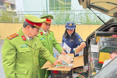 Bắt giữ 2 xe bán tải chở 2,4 tấn xúc xích không rõ nguồn gốc ở Bắc Kạn