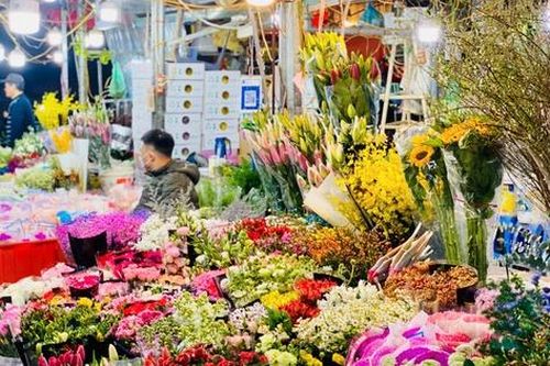 Chợ hoa lớn nhất Thủ đô tấp nập nhập hàng phục vụ khách dịp Valentine