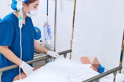 Bé trai nặng 3,6kg chào đời sau ca mổ đẻ thành công từ bệnh nhân tiền sản giật nặng 100kg