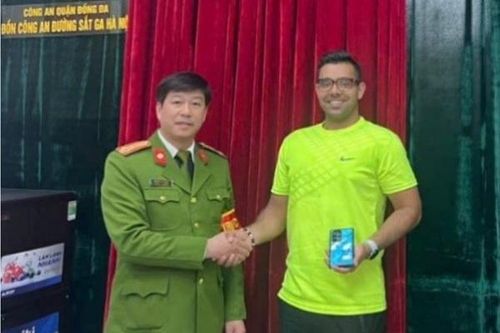 Công an Hà Nội tìm lại điện thoại thất lạc cho du khách nước ngoài