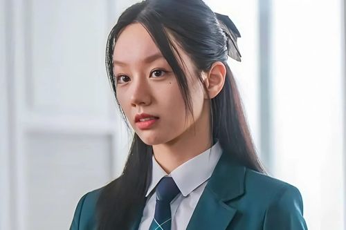 Nụ hôn đồng giới táo bạo của Hyeri