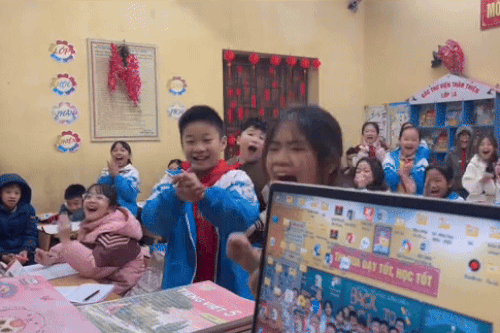 40 học sinh reo hò khi được cô giáo lì xì 'bé ba' đầu năm