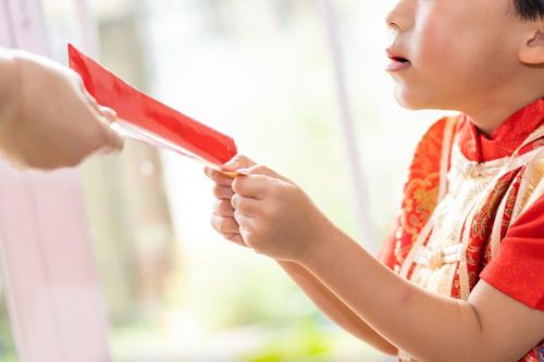 Con trai gọi cảnh sát, tố cáo 'bị bố cướp lì xì'