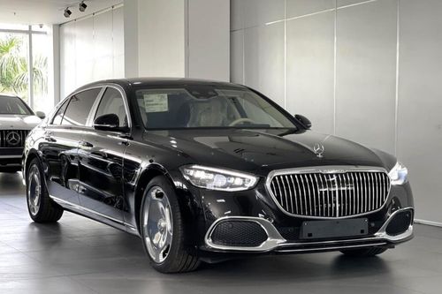 MC Quyền Linh cùng 2 con gái nhận xe Mercedes-Maybach gần 9 tỷ