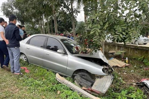 Tai nạn giao thông mới nhất 15/2/2025: ôtô mất lái tông hai bà cháu tử vong