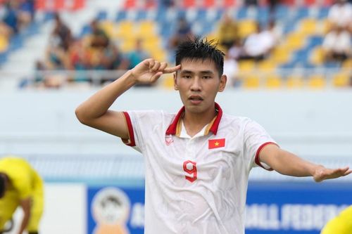 'Vua phá lưới' của U23 Việt Nam chọc thủng lưới thủ môn hay nhất AFF Cup, giúp đội nhà thắng kịch tính ở V-League