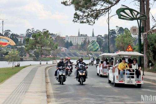 Ngừng thí điểm hoạt động xe điện chở khách tham quan tại Đà Lạt