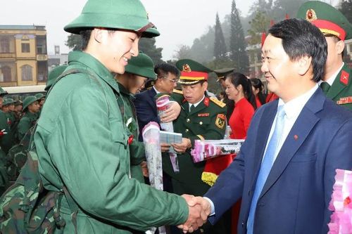 Hà Giang tổ chức lễ giao nhận quân trang trọng, an toàn