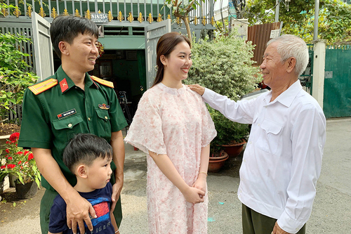 Những 'bóng hồng' tình nguyện tòng quân