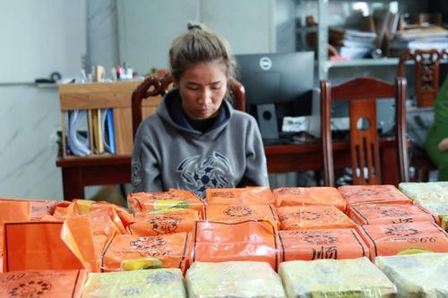 'Nữ quái' người Lào sa lưới cùng 30kg 'đá'