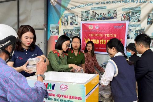 Tặng quà bệnh nhi có hoàn cảnh khó khăn