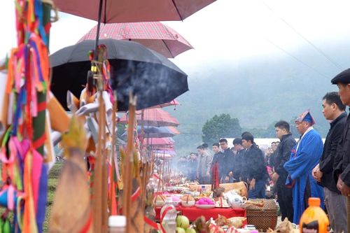 Ý nghĩa nhân văn trong lễ hội xuống đồng của người Giáy