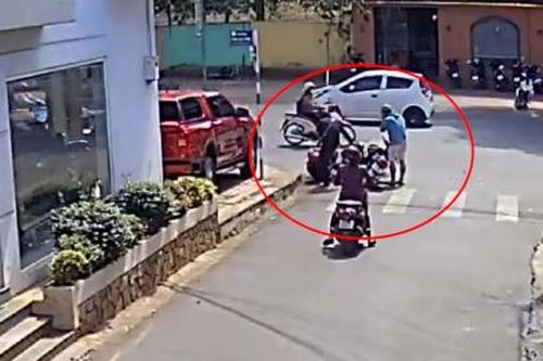 Lại có vụ hành hung sau va chạm giao thông, công an Đắk Lắk đang truy tìm 2 đối tượng