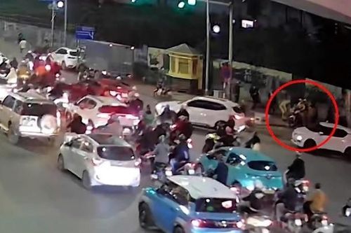 Xúc động mạnh trước hành động của anh CSGT và nam thanh niên Hà Nội