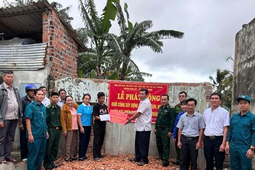 Bộ đội Biên phòng Bình Định tặng 100 suất quà, giúp đỡ hộ gia đình khó khăn