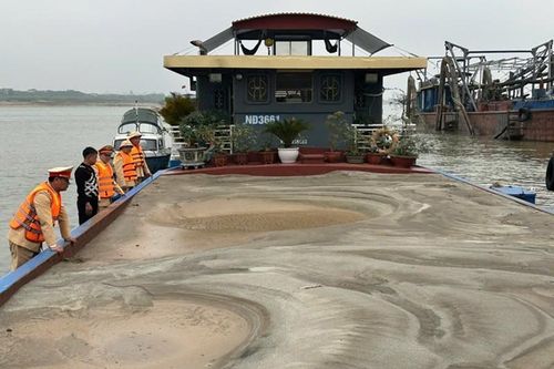 Bắt giữ 3 tàu hút cát trái phép trong đêm trên sông Hồng đoạn qua Hà Nội