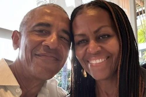 Meghan hôn Harry, ông Obama bác tin ly hôn ngày Valentine