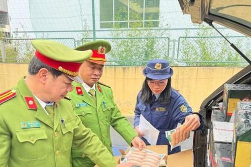 Kiểm tra, bắt giữ hơn 2 tấn xúc xích không rõ nguồn gốc ở Bắc Kạn