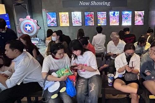 Rạp phim 'cháy vé', đông kín người tối lễ tình nhân Valentine