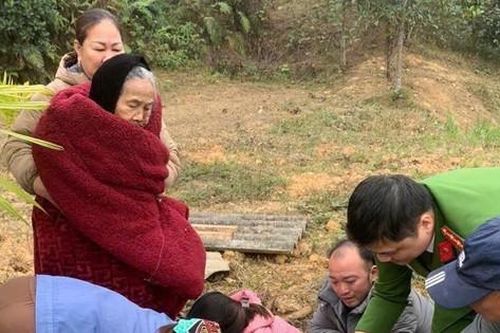 Công an giải cứu cụ bà 88 tuổi rơi xuống giếng ở Tuyên Quang