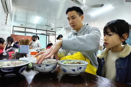 Khách Nhật xếp hàng chờ ăn món phở ở xa trung tâm Hà Nội, nức nở khen ngon