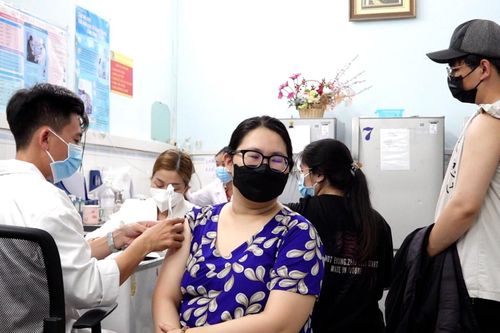 Lo dịch cúm diễn biến phức tạp, người dân TPHCM đổ xô đi tiêm vắc xin