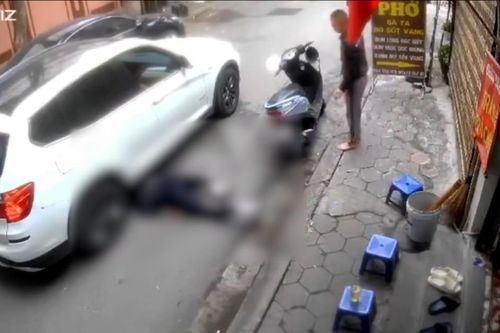 Hy hữu nam thanh niên nghi say thuốc lào ngã ra đường bị ô tô tông trúng