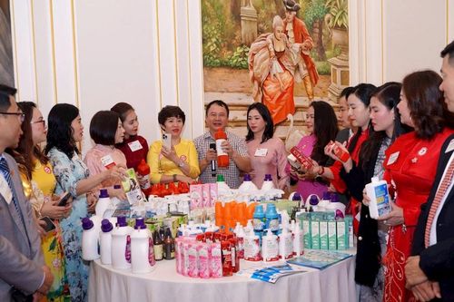 Gần 300 chủ doanh nghiệp Nghệ An, Hà Tĩnh tham gia chương trình 'Kết nối vươn xa'