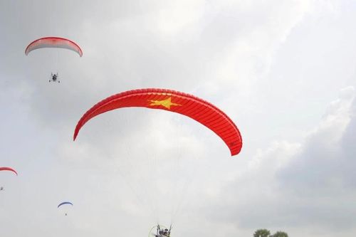 Hơn 30 phi công trong và ngoài nước tranh tài tại Giải dù lượn Hạ cánh tinh hoa