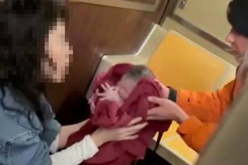 Người phụ nữ chuyển dạ sinh con trên tàu điện ngầm, hành động của một hành khách gây xôn xao