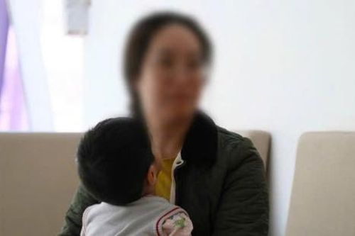 Con trai bị sốt co giật trên đường đi cấp cứu, mẹ nhận được sự giúp đỡ đầy bất ngờ