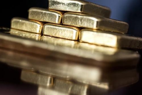 Vàng bị bán tháo do nhà đầu tư chốt lời, tuột mốc 2.900 USD/oz