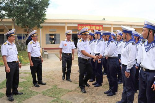 Chính ủy Vùng 4 Hải quân thăm, động viên chiến sĩ mới tại Lữ đoàn 101