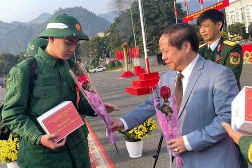 Tân binh nô nức lên đường nhập ngũ